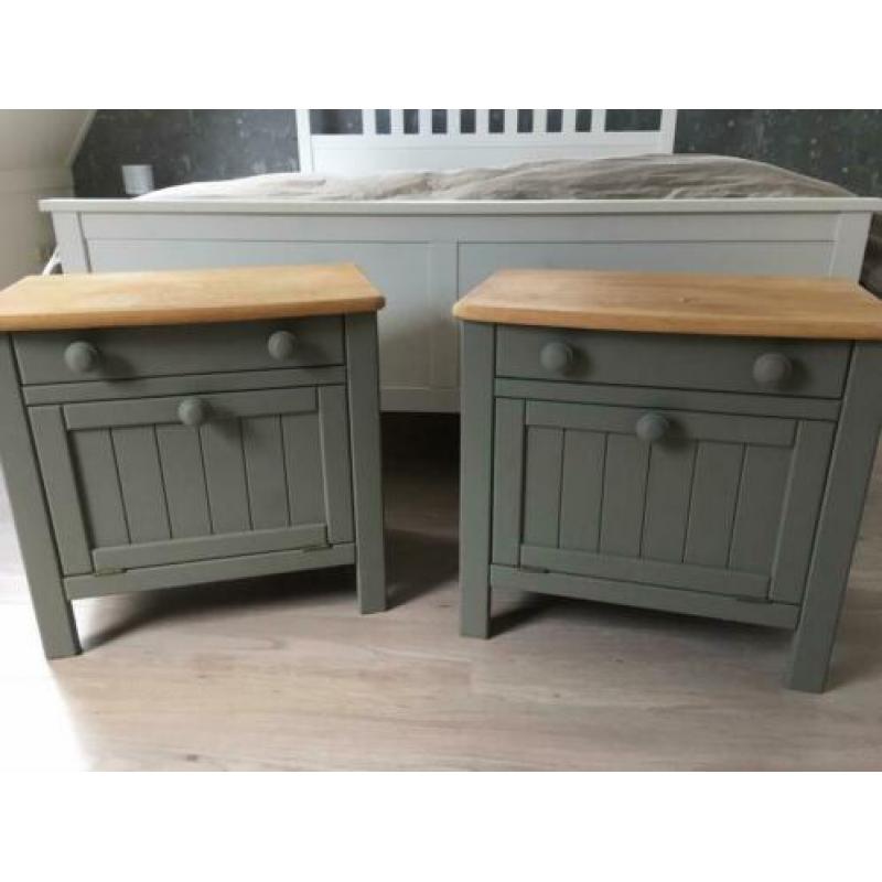 Twee mooie nachtkastjes (mat oud groen)