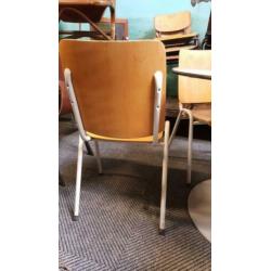 2 oude vintage schoolstoelen