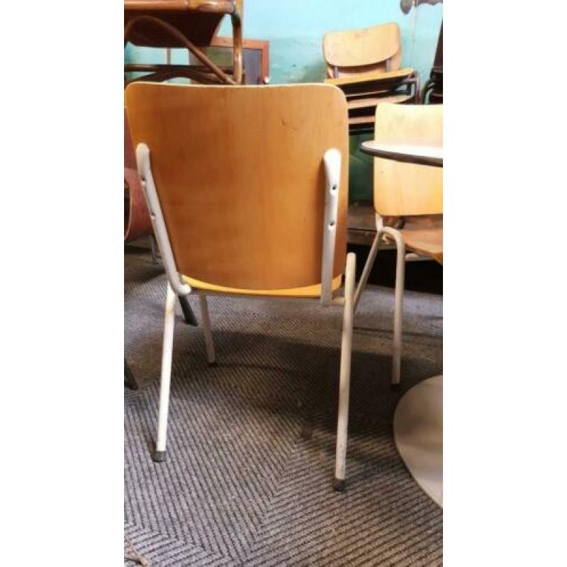 2 oude vintage schoolstoelen