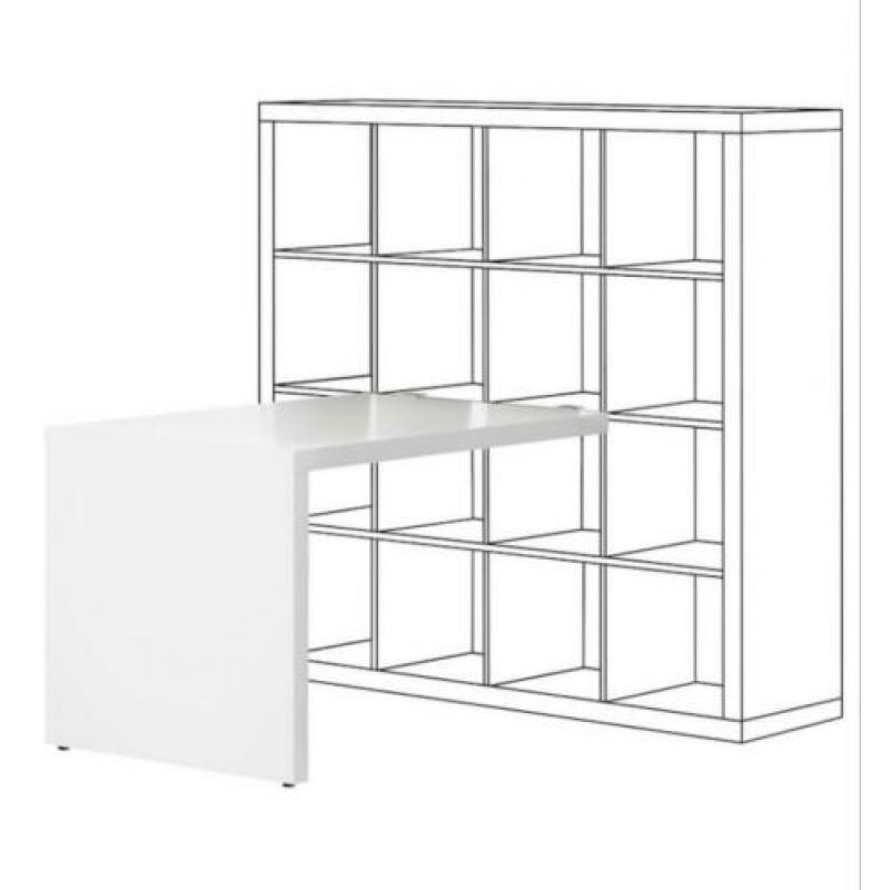 Witte Ikea Expedit/kallax kast mét bureau en rieten manden