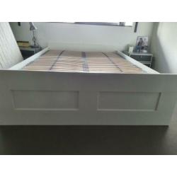 Bed 140x200 met lattenbodem een matras.