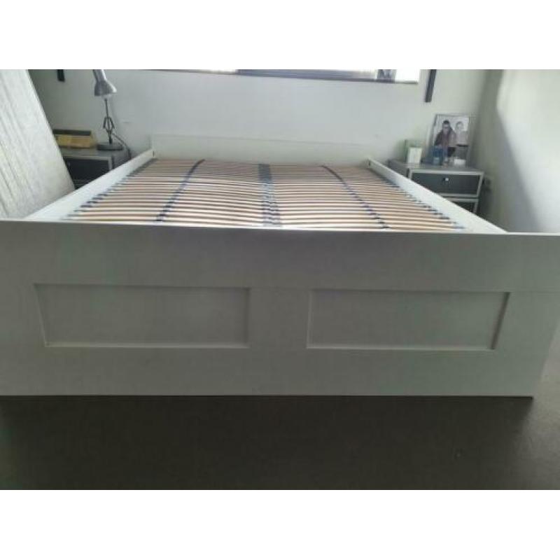 Bed 140x200 met lattenbodem een matras.