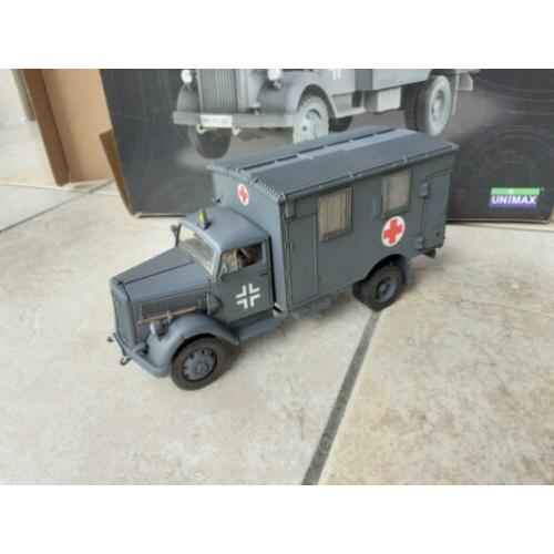 FOV Forces of Valor German 4x4 Ambulance schaal 1:32 in doos