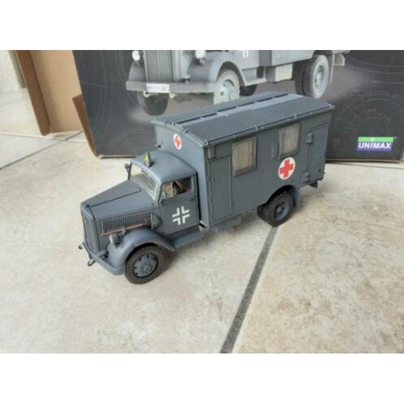 FOV Forces of Valor German 4x4 Ambulance schaal 1:32 in doos