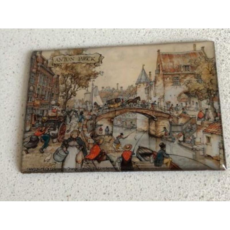 Anton Pieck schilderijtjes voor in poppenhuis.