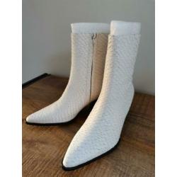Stoere witte laarzen van Matisse.