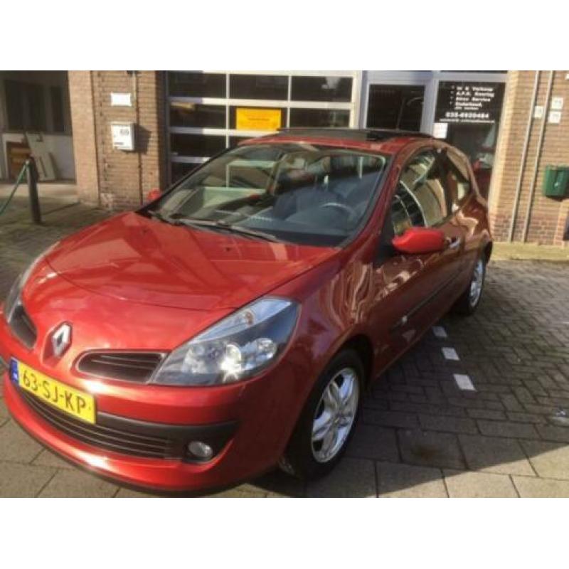 Renault Clio 1.4 16V 72KW 3-DRS E4 2006 Rood