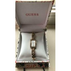 Guess horloge goud met steentjes in doos