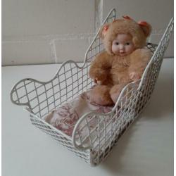 Nieuw Anne Geddes popje in oud ijzeren bedje