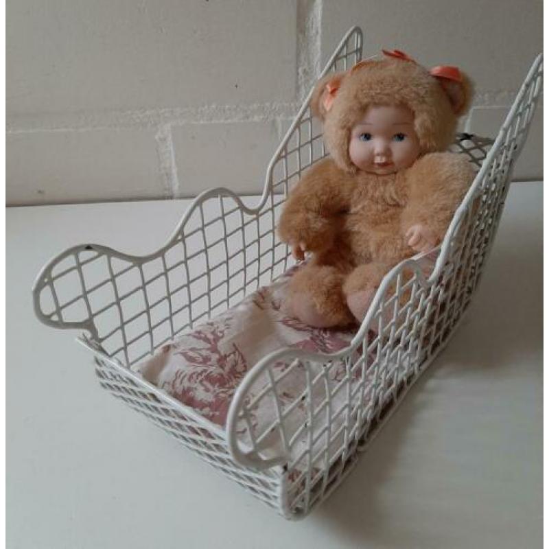 Nieuw Anne Geddes popje in oud ijzeren bedje