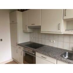 complete keuken met inbouwapparatuur, stenen blad en boiler