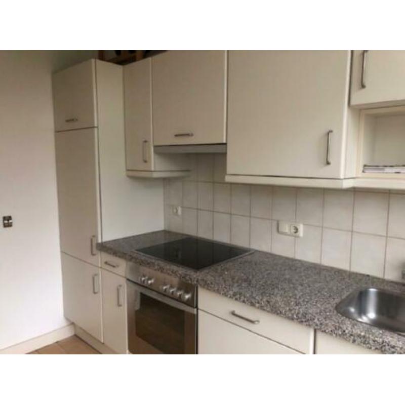 complete keuken met inbouwapparatuur, stenen blad en boiler
