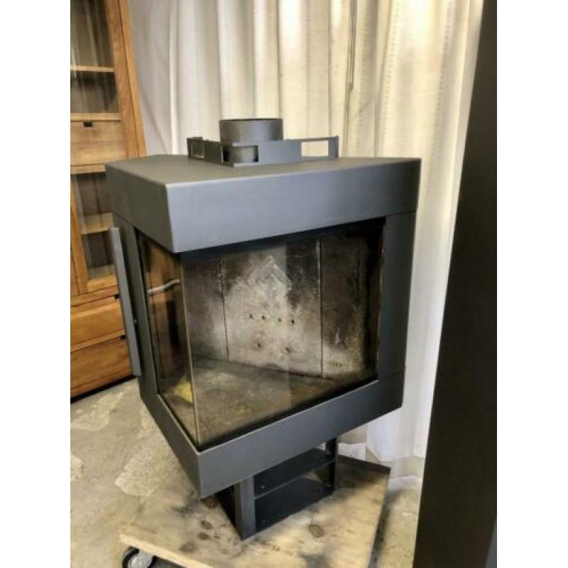 Harrie leenders trias mk2 design houtkachel op voet zgan.