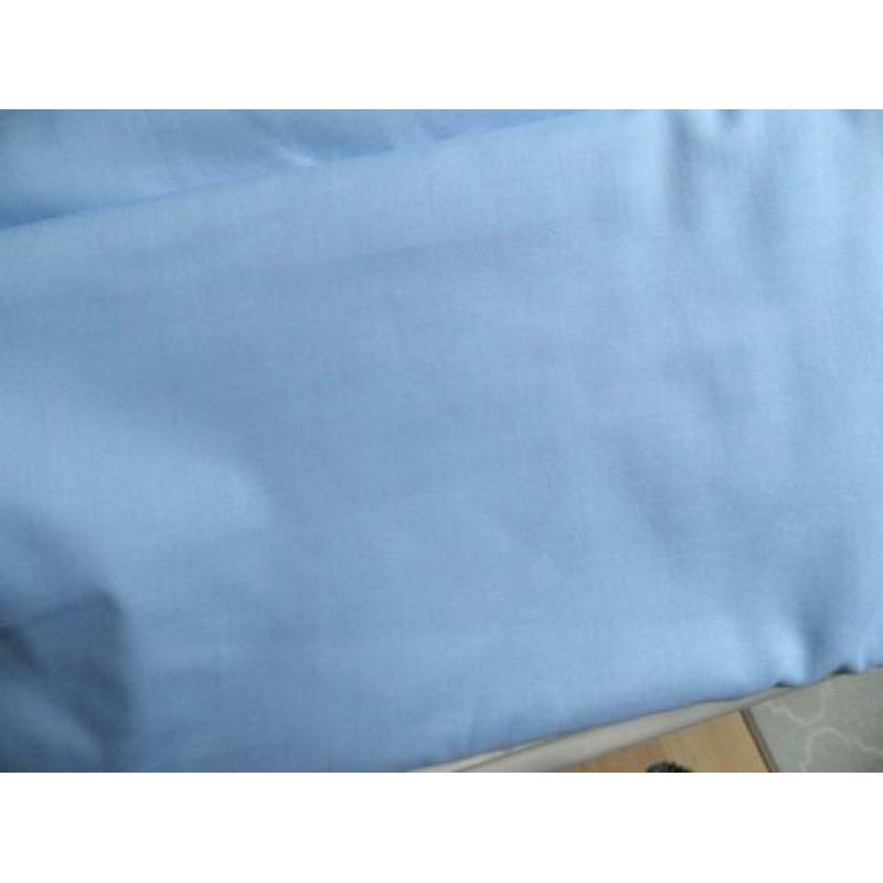 Zolderopruiming --11 mtr x 150 br- licht blauw dunne stof-