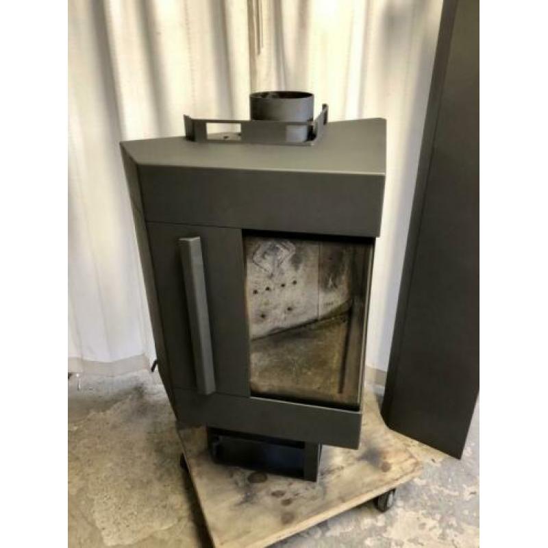 Harrie leenders trias mk2 design houtkachel op voet zgan.