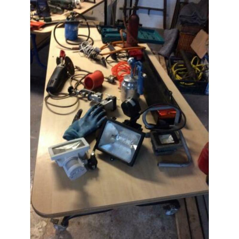 Div gebruikt gereedschap en machines