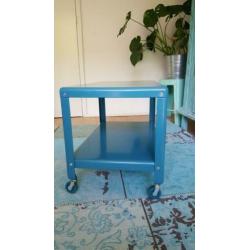Blauw bijzettafeltje op wielen