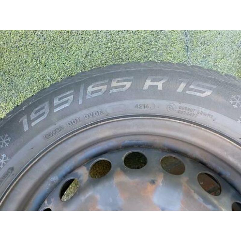 Stalen velgen 15 inch met winterbanden en VW wieldoppen