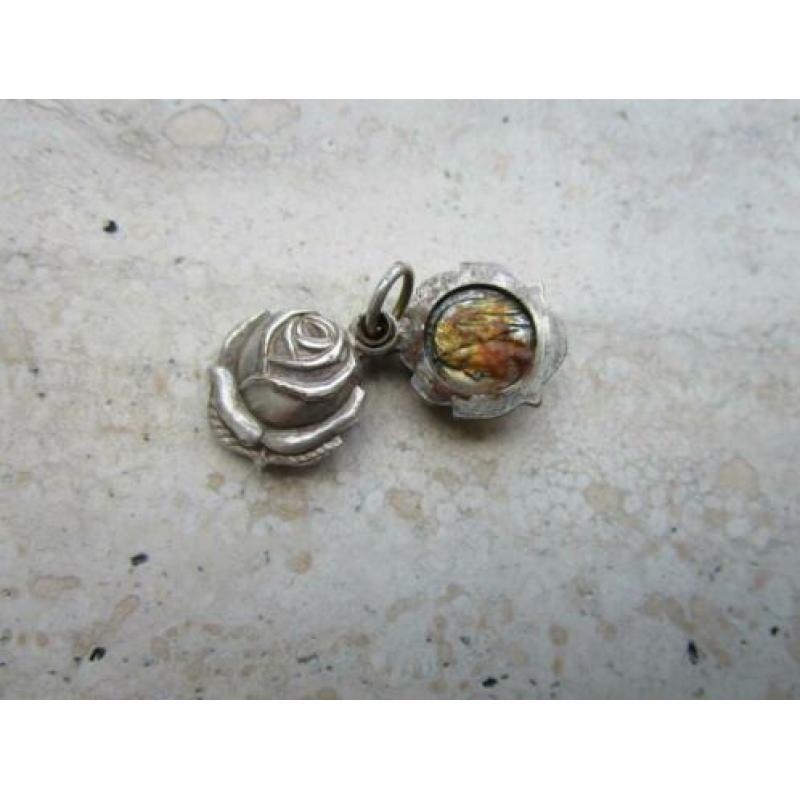 oud bedeltje van Lourdes. Zie andere oude sieraden.