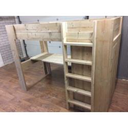 Hoogslaper met kast van verouderd steigerhout