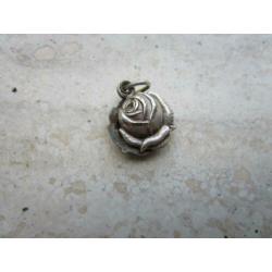 oud bedeltje van Lourdes. Zie andere oude sieraden.