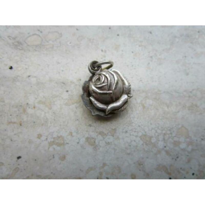 oud bedeltje van Lourdes. Zie andere oude sieraden.
