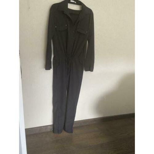 Nieuwe zwarte jumpsuit met leuke details