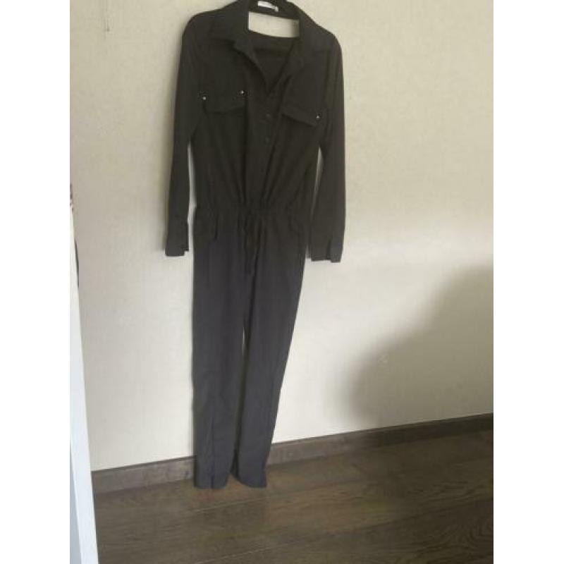 Nieuwe zwarte jumpsuit met leuke details