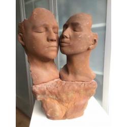 Beeld maskers liefdespaar geoxideerd metaal