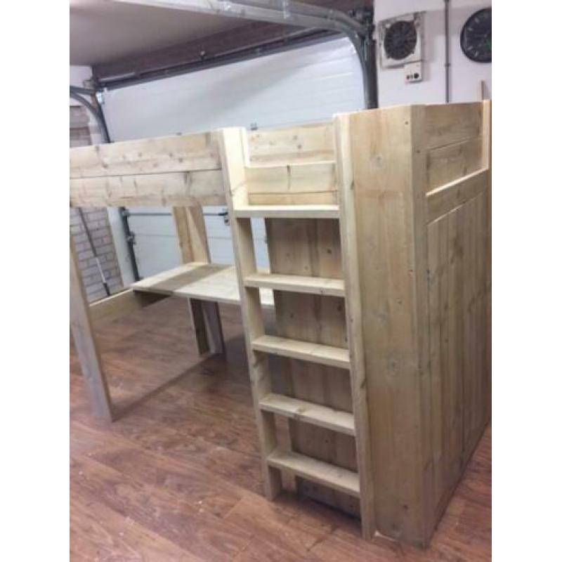 Hoogslaper met kast van verouderd steigerhout