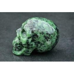 Robijn in Zoïsiet schedel - 992 gram