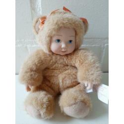 Nieuw Anne Geddes popje in oud ijzeren bedje
