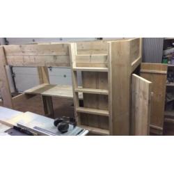 Hoogslaper met kast van verouderd steigerhout