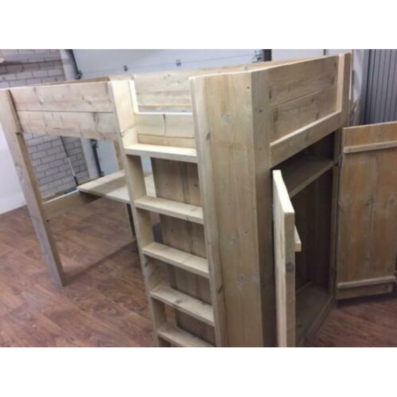 Hoogslaper met kast van verouderd steigerhout