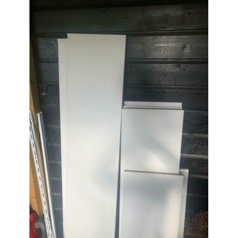 Planken plus ophangsysteem.