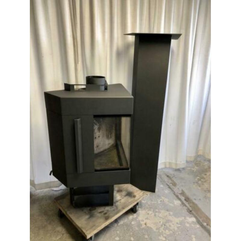 Harrie leenders trias mk2 design houtkachel op voet zgan.