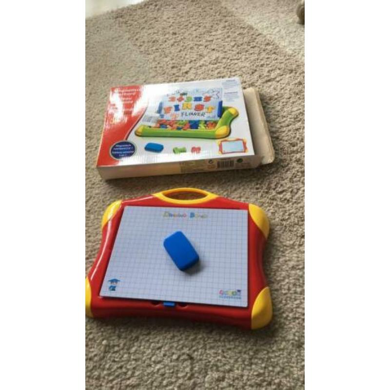 Magnetisch leerboek met cijfers en letters. Nieuw.