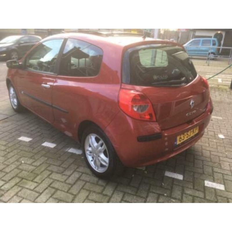 Renault Clio 1.4 16V 72KW 3-DRS E4 2006 Rood