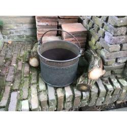 Geklonken koperen emmer met annotatie