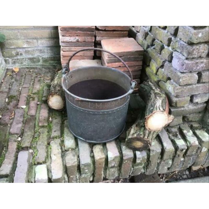 Geklonken koperen emmer met annotatie