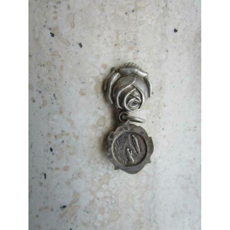 oud bedeltje van Lourdes. Zie andere oude sieraden.