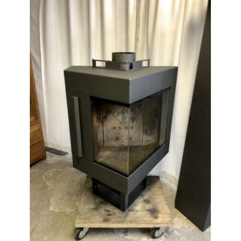 Harrie leenders trias mk2 design houtkachel op voet zgan.