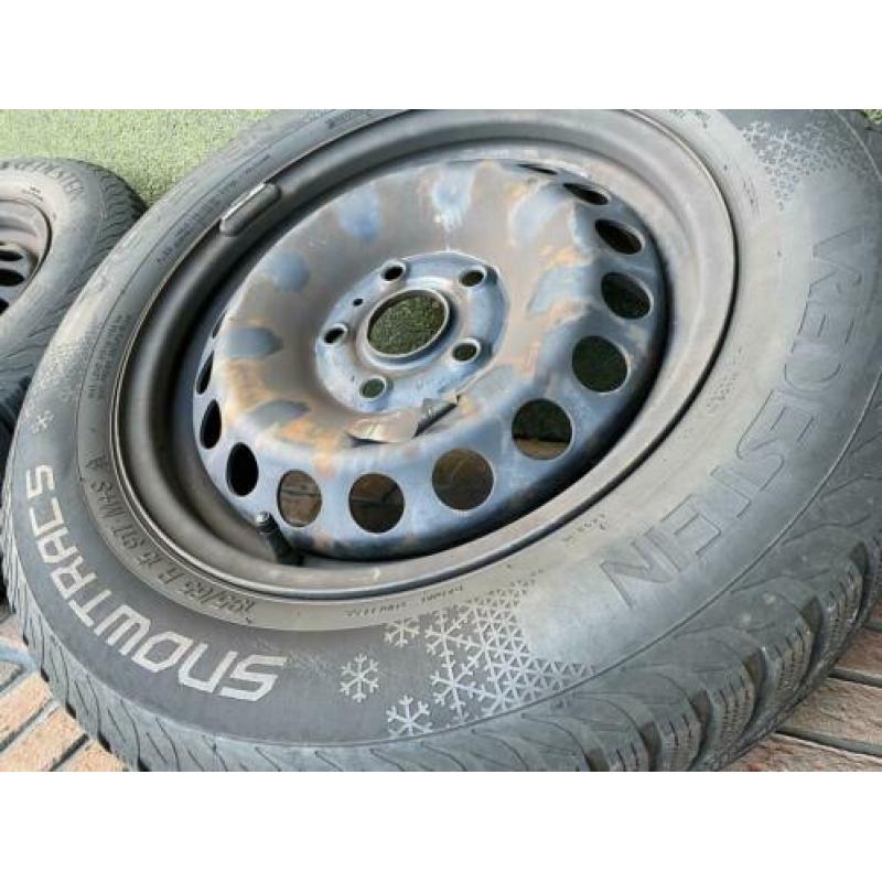 Stalen velgen 15 inch met winterbanden en VW wieldoppen