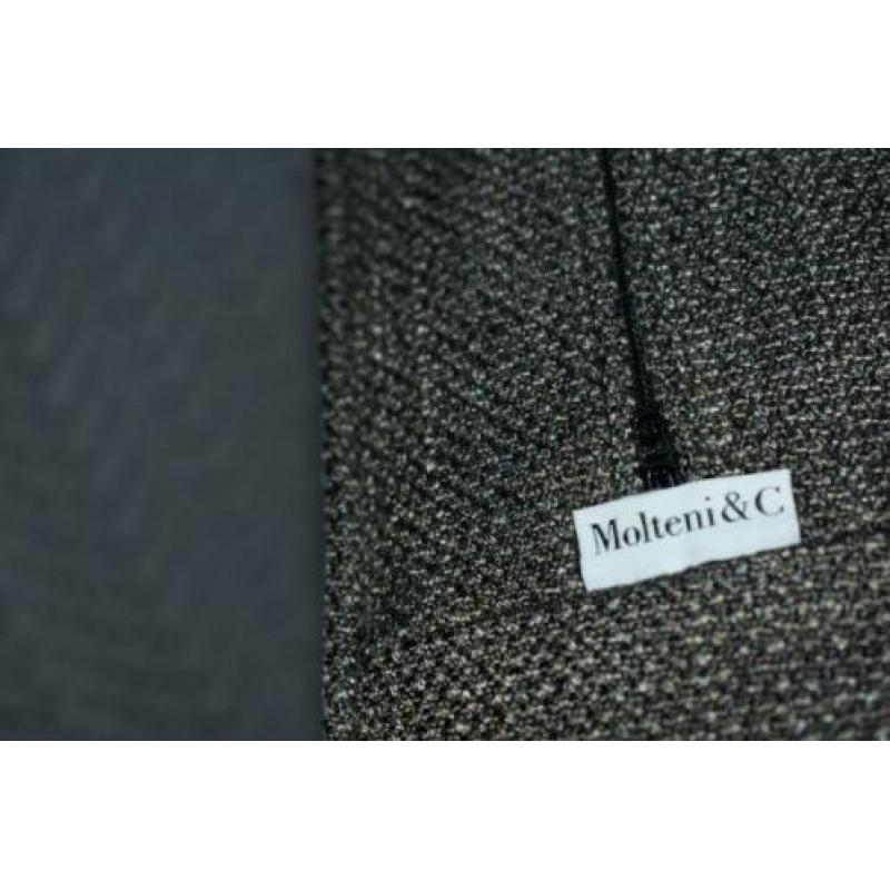 MOLTENI & C strakke design fauteuils, warm grijs stof / rvs