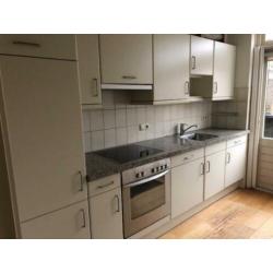 complete keuken met inbouwapparatuur, stenen blad en boiler