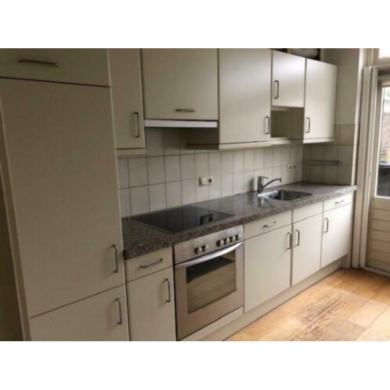 complete keuken met inbouwapparatuur, stenen blad en boiler