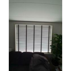 Witte houten jaloezie met bruine band 2.17 breed/1.78,5 hoog