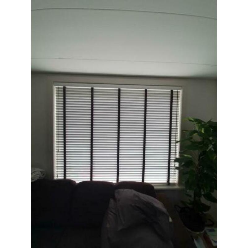 Witte houten jaloezie met bruine band 2.17 breed/1.78,5 hoog