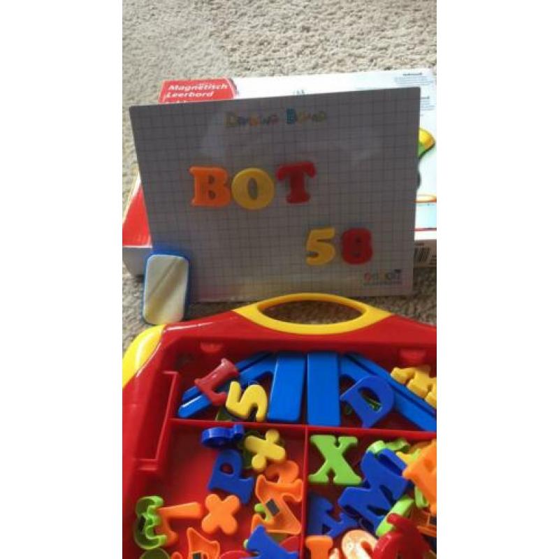 Magnetisch leerboek met cijfers en letters. Nieuw.