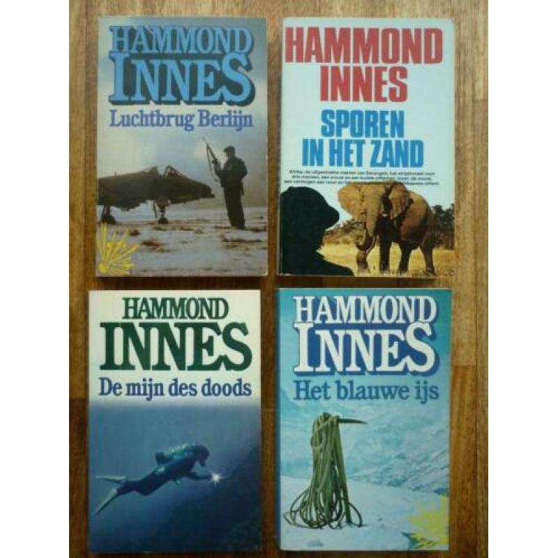100 paperbacks o.a. van Alistair MacLean, Desmond Bagley